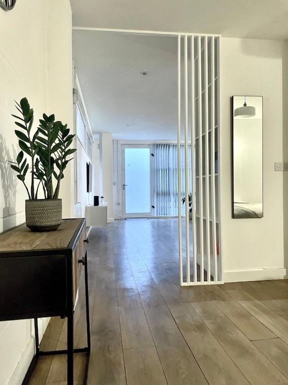 Spacious Industrial Style Apartment Londra Exterior foto